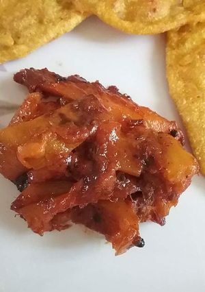 A picture of Kachche aam ki mithi chutney.