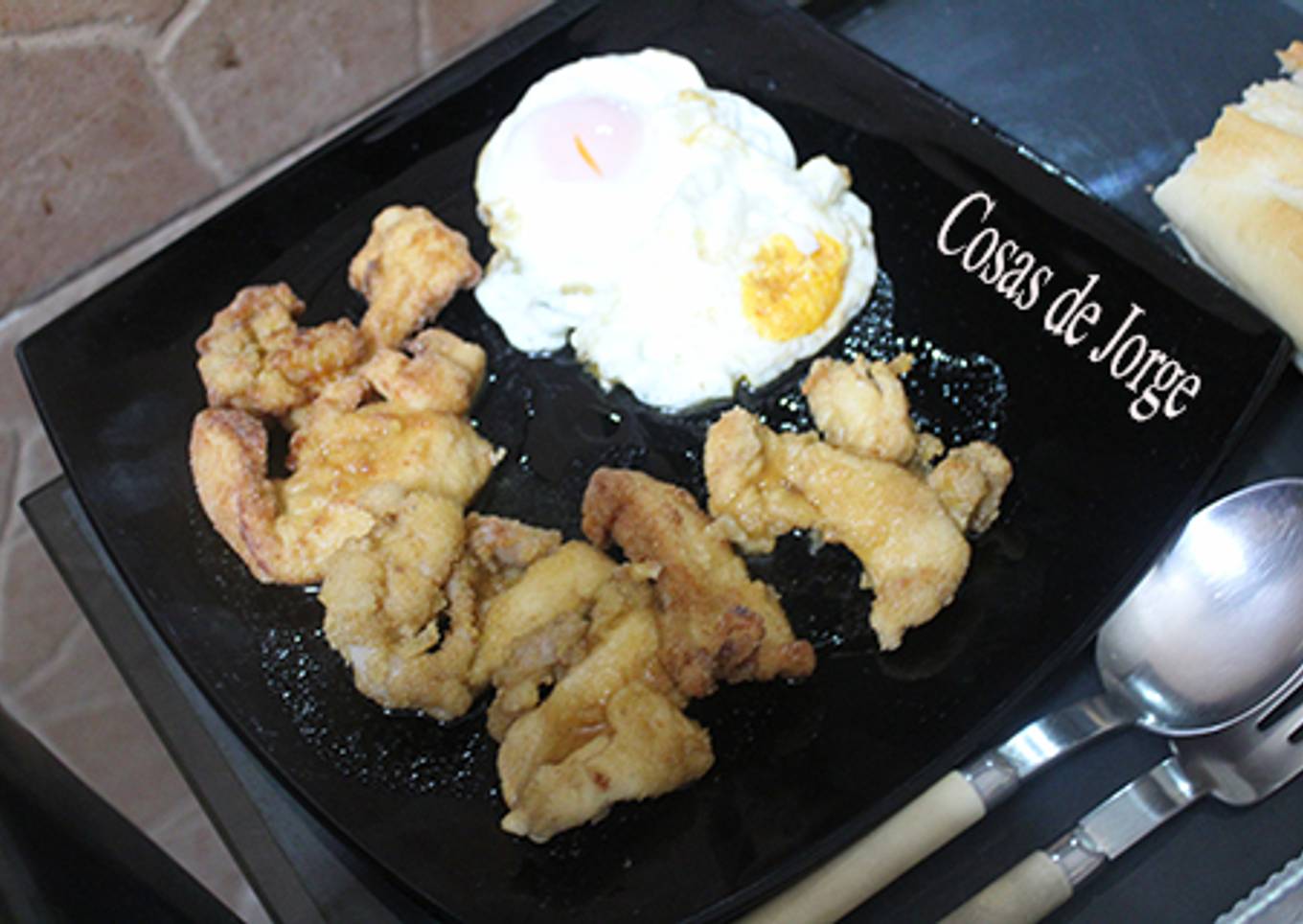 Pechuga enharinada con huevos fritos