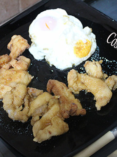 Una foto de Pechuga enharinada con huevos fritos