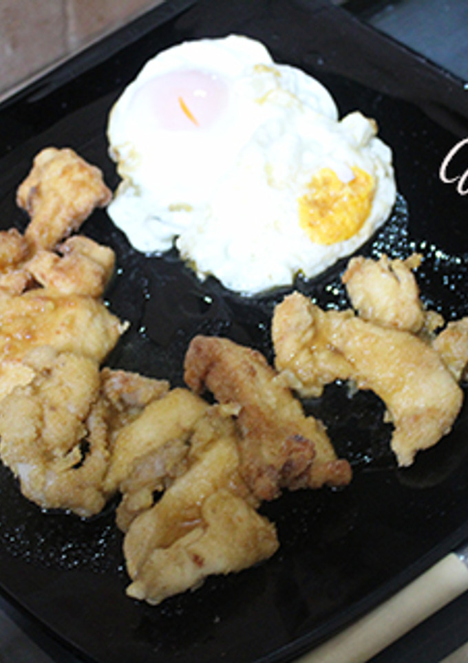 Una foto de Pechuga enharinada con huevos fritos