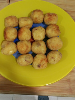 Una foto de Croquetas jamón serrano, huevo y mozzarella