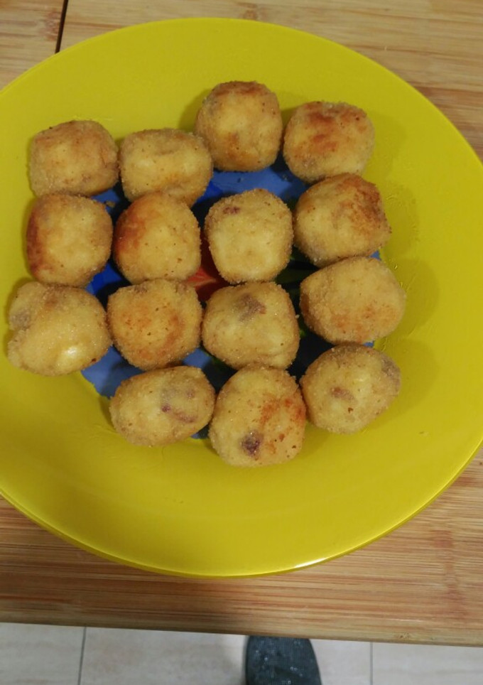 Una foto de Croquetas jamón serrano, huevo y mozzarella