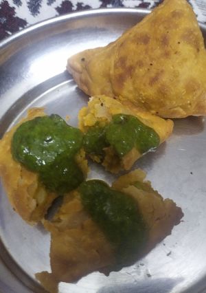 સમોસા (Samosa Recipe In Gujarati) રેસીપી મુખ્ય ફોટો