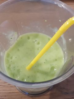 Frissítő zöld smoothie recept fotója