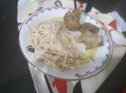 Una foto de salsa verde con tomillo