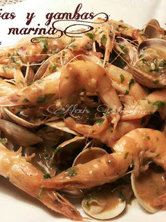 Una foto de Almejas y gambas en salsa marina.