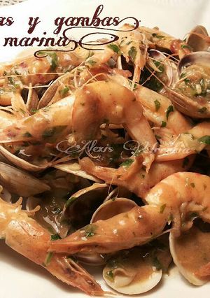 Una foto de Almejas y gambas en salsa marina.