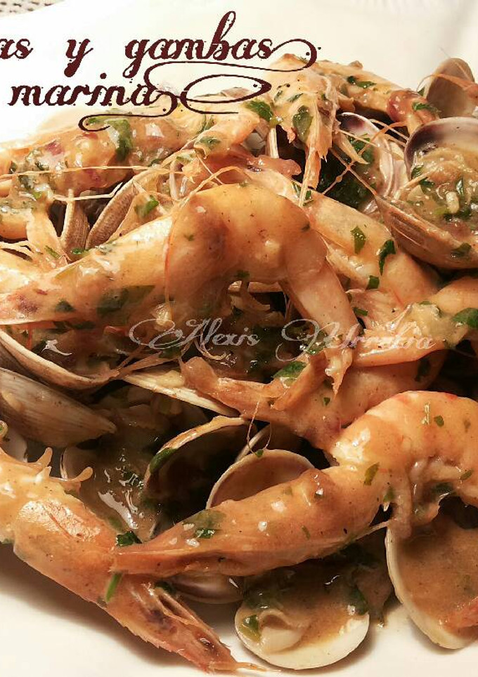 Una foto de Almejas y gambas en salsa marina.