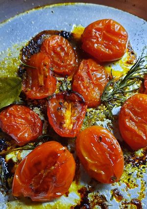 Una foto de Tomates rostizados caramelizados