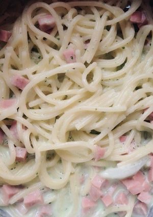 Una foto de Spaghetti verde con salchicha