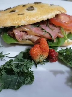 Una foto de Ciabatta de Jamón serrano, tocino, queso manchego