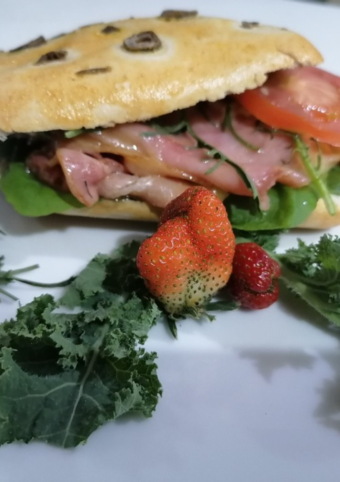 Una foto de Ciabatta de Jamón serrano, tocino, queso manchego