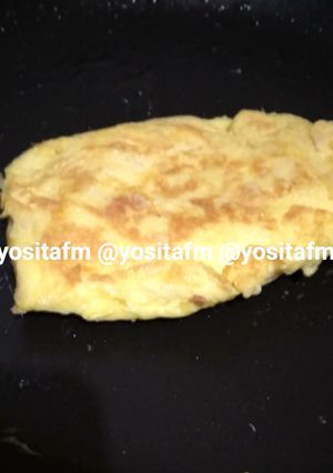 Foto resep Telur Dadar Isi Ayam #berburucelemekemas #resolusi2019 #menu2