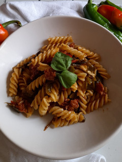 Foto di Fusilli con friggitelli, pomodorini e salsiccia di Norcia