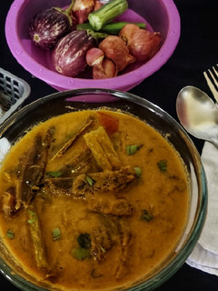 'குழம்பு கூட்டி' செய்த கருவாட்டு குழம்பு(karuvattu kulambu recipe in tamil) செய்முறை முக்கிய புகைப்படம்
