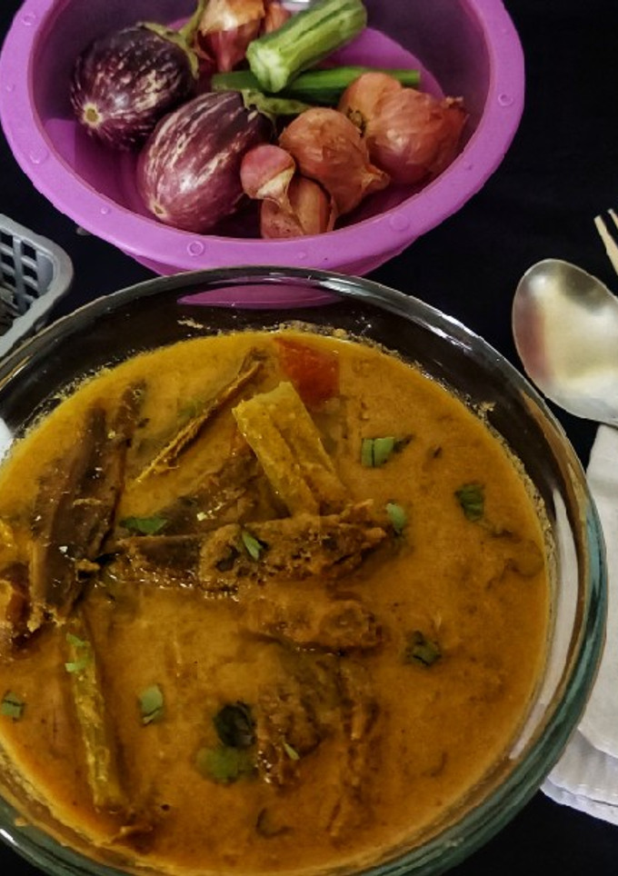 'குழம்பு கூட்டி' செய்த கருவாட்டு குழம்பு(karuvattu kulambu recipe in tamil) செய்முறை முக்கிய புகைப்படம்