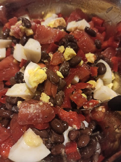 Una foto de Ensalada de porotos negros, tomate y más