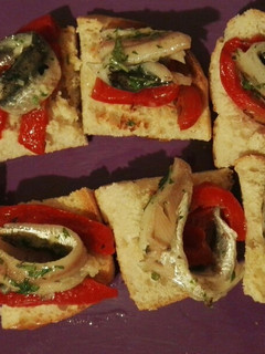 Una foto de Pinchos de boquerones y pimientos asados