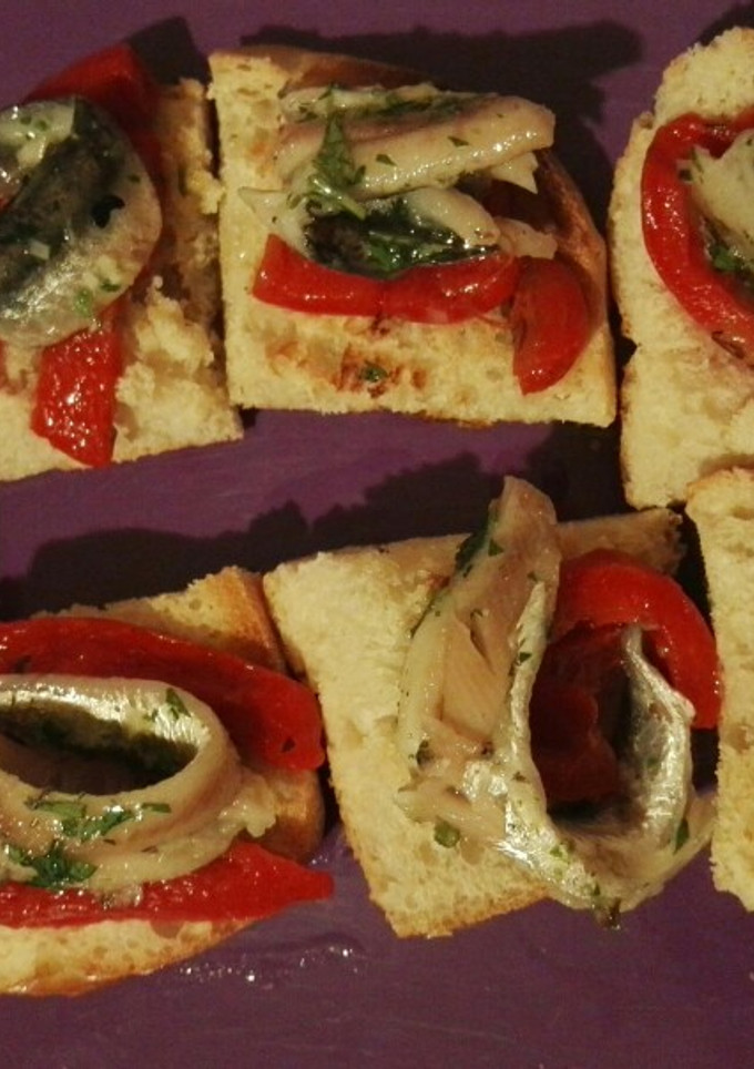Una foto de Pinchos de boquerones y pimientos asados