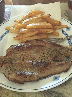 Una foto de Solomillo de cerdo a la plancha con salsa rápida la pimienta