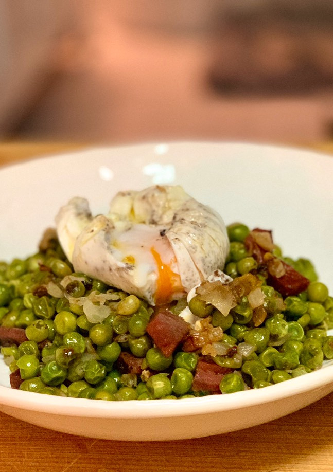Una foto de Guisantes con jamón y huevo trufado