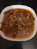 Habas con guisantes a las hierbas frescas en la olla GM g