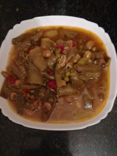 Una foto de Habas con guisantes a las hierbas frescas en la olla GM g
