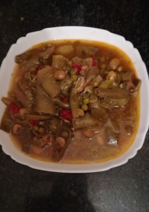 Una foto de Habas con guisantes a las hierbas frescas en la olla GM g