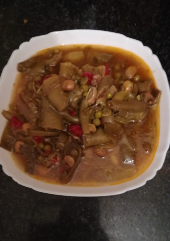 Una foto de Habas con guisantes a las hierbas frescas en la olla GM g