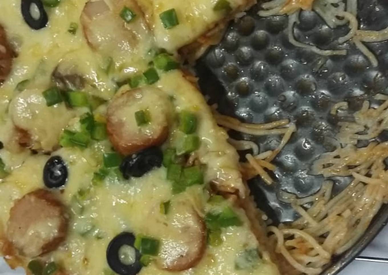 Spaghetti pizza.😋😋