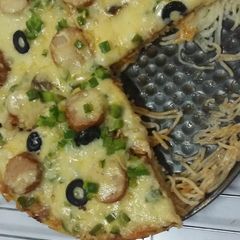A picture of Spaghetti pizza.😋😋.