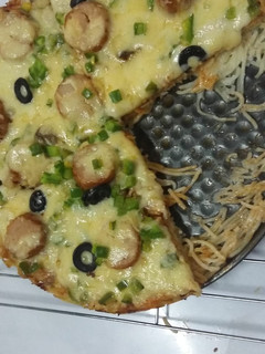 A picture of Spaghetti pizza.😋😋.