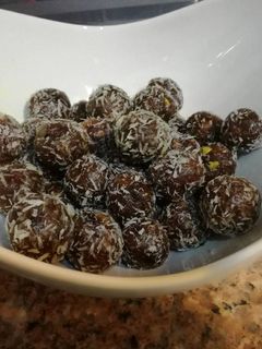 صورة لوصفة كرات التمر بالفستق الحلبي