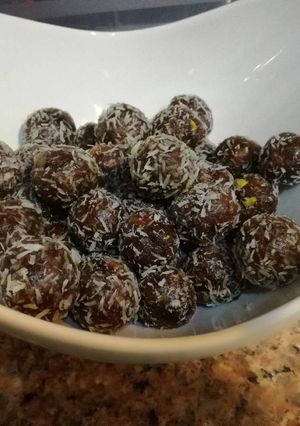 صورة لوصفة كرات التمر بالفستق الحلبي