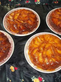Una foto de Torta de manzana en sartén essen chico