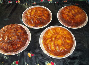 Una foto de Torta de manzana en sartén essen chico