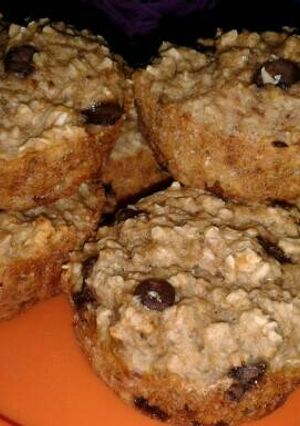 Una foto de Muffins rústicos de avena y banana