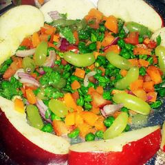 A picture of Hara Chana ka salad.
