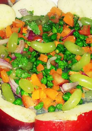 A picture of Hara Chana ka salad.