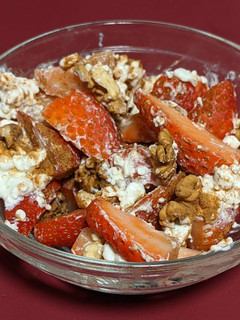 Una foto de Cena de campeones: fresones con nueces y queso cottage