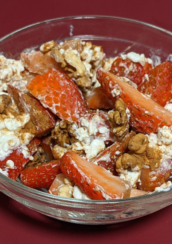 Una foto de Cena de campeones: fresones con nueces y queso cottage