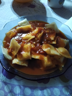 Una foto de Ravioles con salsa bien simple!