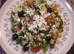 Una foto de Ensalada mediterránea de pasta orzo