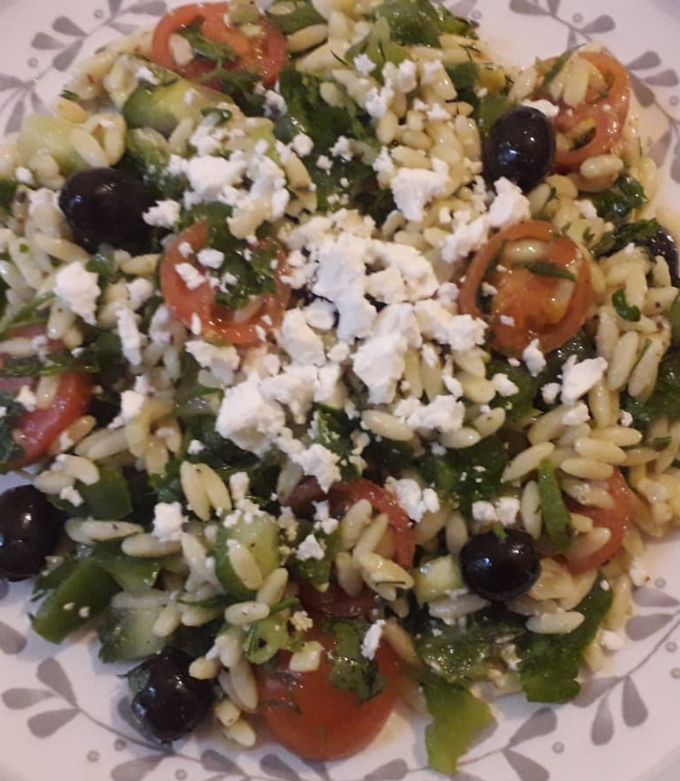 Una foto de Ensalada mediterránea de pasta orzo