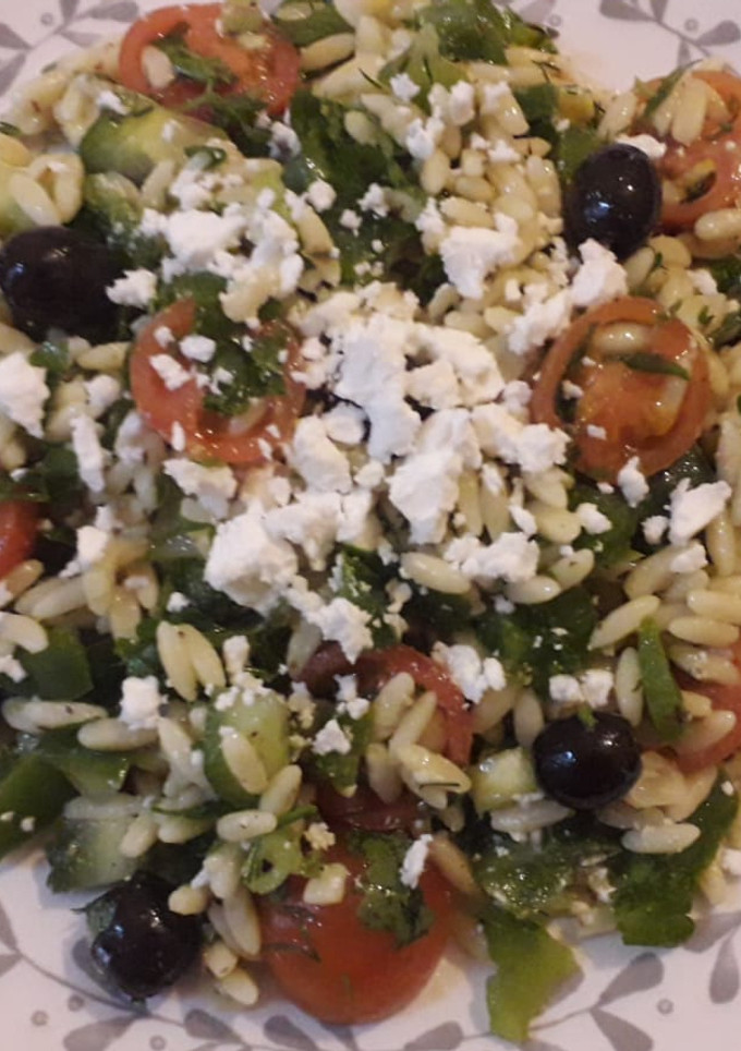 Una foto de Ensalada mediterránea de pasta orzo