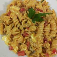 A picture of Fideos en salsa de mostaza y pimientos.