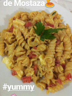 Una foto de Fideos en salsa de mostaza y pimientos