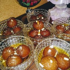 A picture of Gulab jamun.