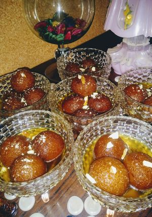 A picture of Gulab jamun.