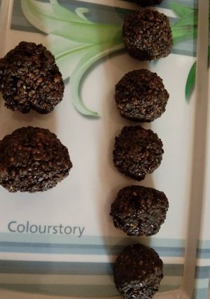 A picture of Black seeds ladoo with Jaggery.